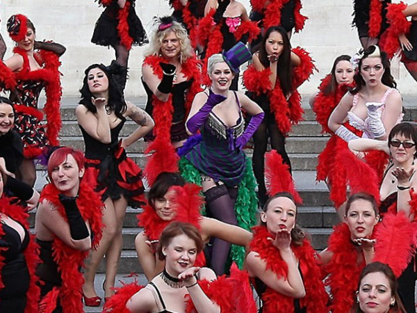 Эротические танцы в новогоднем Лондоне (фотоотчет)