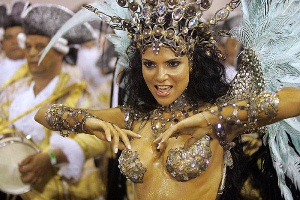 Праздник танца на бразильском карнавале в Рио-де-Жанейро