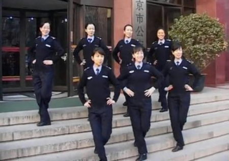 Китайские полицейские танцуют под Майкла Джексона