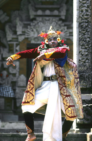 Бари - священный танец воинов на Бали