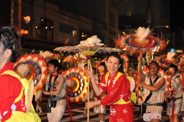 Японский танец с зонтом