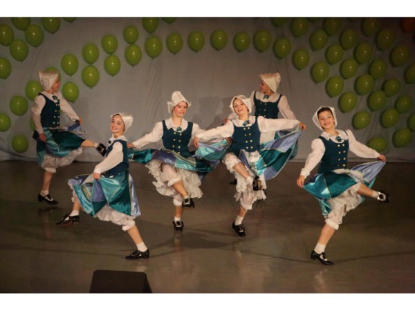 Чешский народный танец. Финская полька танец. Финский костюм для танца. Костюм для финской польки.