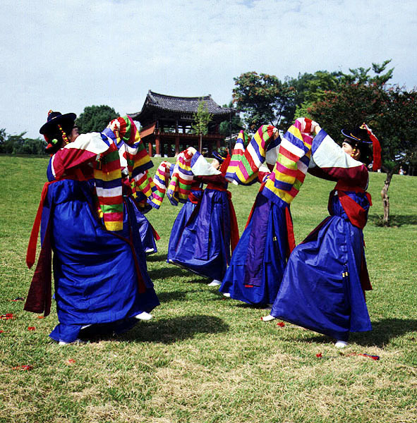 Корейские танцы профессиональных исполнителей