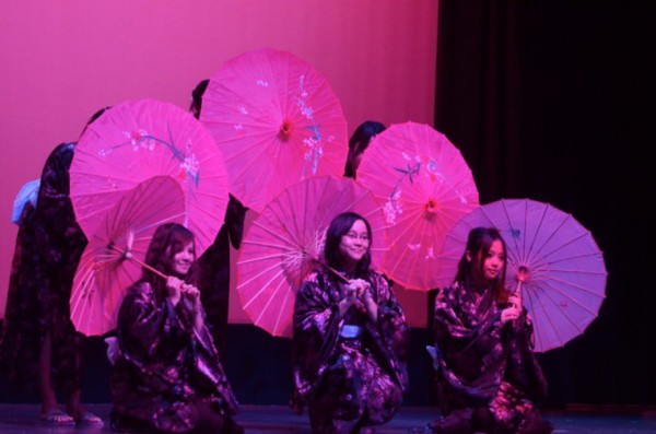 Японский танец с зонтом