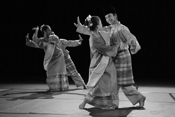 Португальский танец в малазийской интерпретации