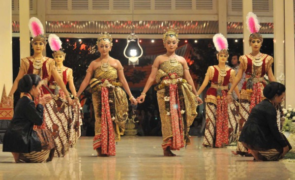 Священный индонезийский танец бедхайя