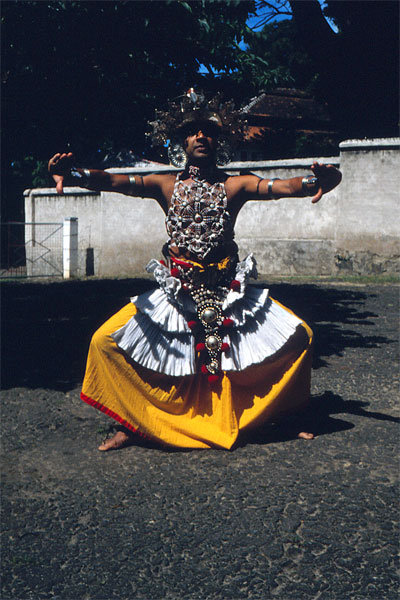 Одна из основных базовых поз танцев Канди