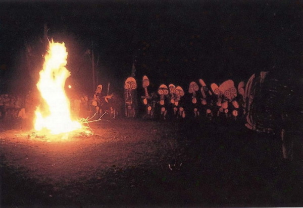 Танцоры с огнем Baining
