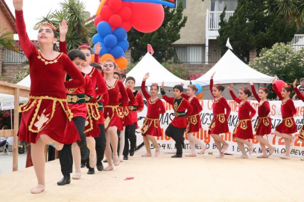 Армянские танцы в США