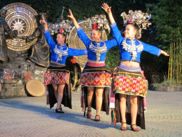 Танцы народности мяо