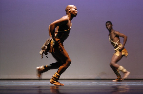 Энергичный танец афро-фьюжн