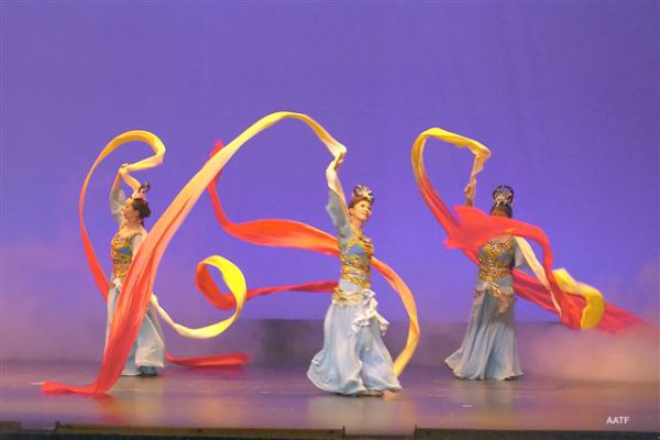 Китайский танец с лентами