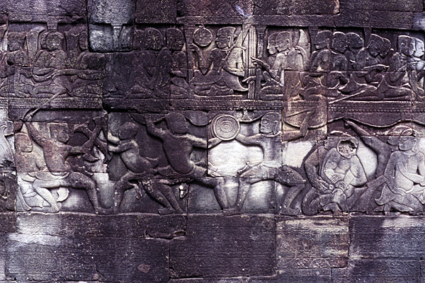 Древние барельефы с танцовщицами апсара