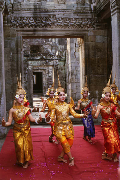 Танцоры в тайских костюмах в зале храма Ангкора