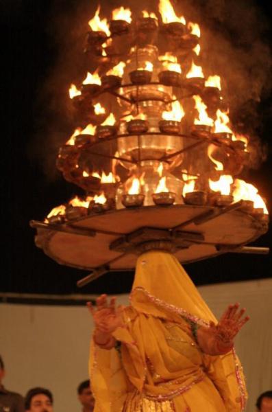 Чаркула - танец индийского Уттар-Прадеша