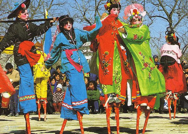 Танец на ходулях - яркий образец этнического искусства