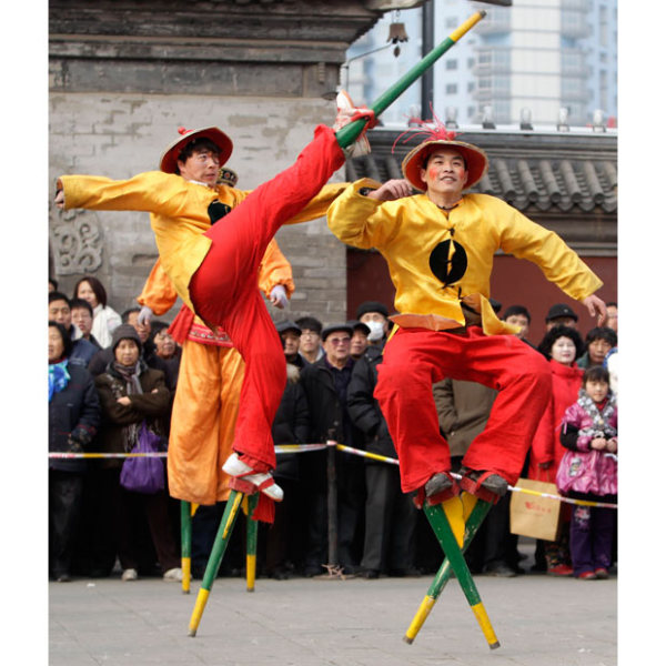 Танец на ходулях - яркий образец этнического искусства
