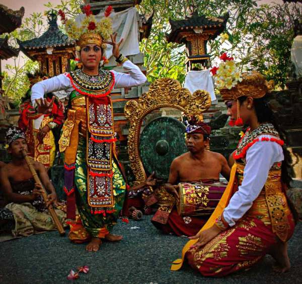 Балийская придворная драма гамбу