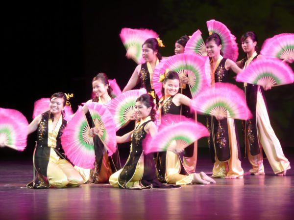 Вьетнамский танец с веерами