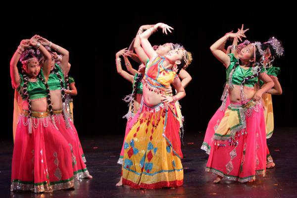 Азиат танцует. Восточные народные танцы. Фольклорный Восточный танец. Народные танцы Азии. Танцы Вьетнама народные.
