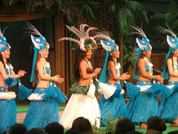 Танец в юбках из пальмовых листьев