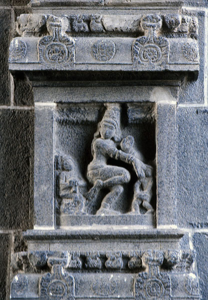 Рельеф с изображением танцевальных карана в храме Чидамбарам 