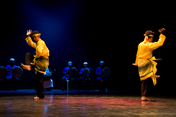Танец провинции Ачех, основанный на боевых искусствах