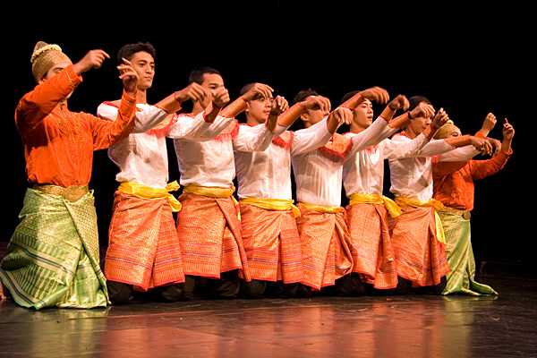 Танец провинции Ачех, в котором танцоры аккомпанируют себе хлопками
