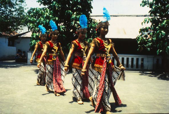 Торжественная процессия танцовщиц серимпи