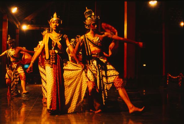 Танцоры, изображающие персонажей из Рамаяны в Джокьякарте