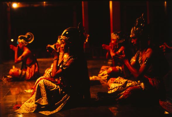 После спектакля танцоры становятся на колени в знак уважения к зрителям, постановщику и сцене