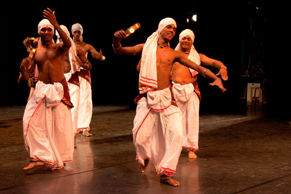 В Шри-Ланке музыканты участвуют в танцах, в то время как танцовщицы часто подыгрывают себе на музыкальных инструментах