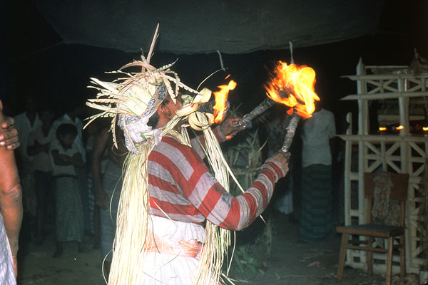 Горящие факела во время ритуального танца товил