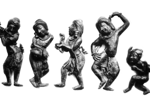 Древние бирманские танцоры и музыканты.
